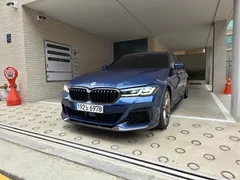 2022 BMW 5-Series M550i xDrive, синий — фото 13