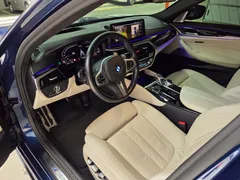 2022 BMW 5-Series M550i xDrive, синий — фото 14