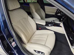 2022 BMW 5-Series M550i xDrive, синий — фото 15