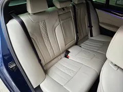 2022 BMW 5-Series M550i xDrive, синий — фото 16