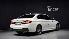 2022 BMW 5-Series 520i M Sport, белый — фото 2