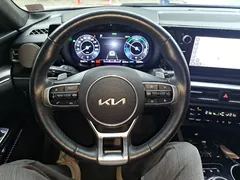 2023 Kia K5 Signature, чёрный — фото 19
