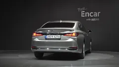 2023 Lexus ES Luxury Plus, серо-серебристый — фото 4