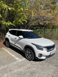 2023 Kia Seltos Gasoline 1.6 Turbo 2WD, белый — фото 2