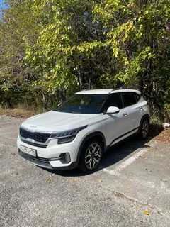 2023 Kia Seltos Gasoline 1.6 Turbo 2WD, белый — фото 3