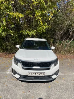 2023 Kia Seltos Gasoline 1.6 Turbo 2WD, белый — фото 12