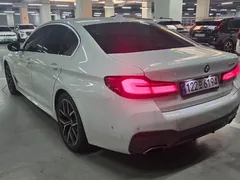 2023 BMW 5-Series 530i M Sport Package, белый — фото 3