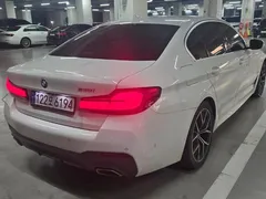 2023 BMW 5-Series 530i M Sport Package, белый — фото 4