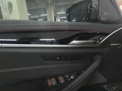 2023 BMW 5-Series 530i M Sport Package, белый — фото 5