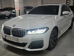 2023 BMW 5-Series 530i M Sport Package, белый — фото 12