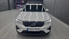 2023 Volvo XC40 B4 Ultimate Bright, белый — фото 3