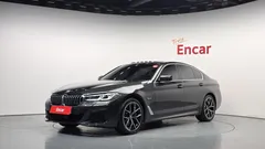 2023 BMW 5-Series 530e M Sport, серый — фото 1