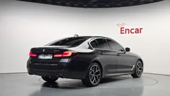 2023 BMW 5-Series 530e M Sport, серый — фото 2