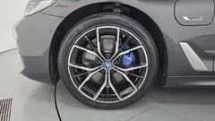 2023 BMW 5-Series 530e M Sport, серый — фото 5