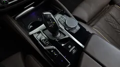 2023 BMW 5-Series 530e M Sport, серый — фото 9
