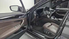 2023 BMW 5-Series 530e M Sport, серый — фото 10