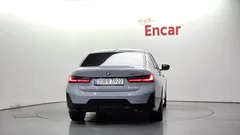 2023 BMW 3-Series 320i M Sport, серо-серебристый — фото 4