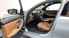 2023 BMW 3-Series 320i M Sport, серо-серебристый — фото 10