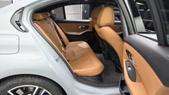 2023 BMW 3-Series 320i M Sport, серо-серебристый — фото 12