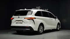 2022 Toyota Sienna 2.5 Hybrid AWD, белый — фото 2