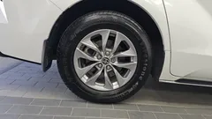 2022 Toyota Sienna 2.5 Hybrid AWD, белый — фото 5
