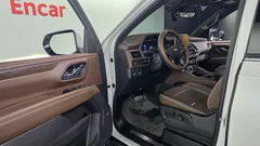 2023 Chevrolet Tahoe 6.2 Dark Knight 4WD, белый — фото 10