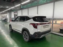 2023 Kia Seltos Gasoline 1.6 Turbo 2WD, белый — фото 5
