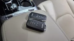 2022 Kia Carnival Gasoline 7-Seater Hi-Limousine, белый — фото 14