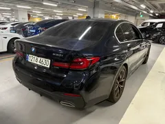2023 BMW 5-Series 530i M Sport Package, синий — фото 5