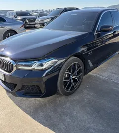 2023 BMW 5-Series 530e M Sport, чёрный — фото 2