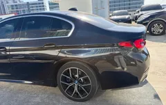 2023 BMW 5-Series 530e M Sport, чёрный — фото 4