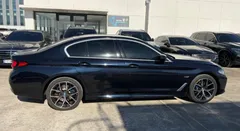 2023 BMW 5-Series 530e M Sport, чёрный — фото 8