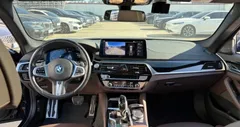 2023 BMW 5-Series 530e M Sport, чёрный — фото 10