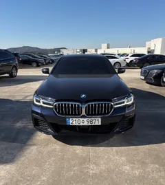 2023 BMW 5-Series 530e M Sport, чёрный — фото 13