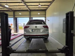 2022 Volkswagen Tiguan 2.0 TDI Premium, серо-серебристый — фото 2