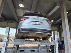 2022 Toyota Sienna 2.5 Hybrid 2WD, серый — фото 2