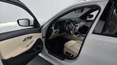 2022 BMW 3-Series 320e M Sports, белый — фото 10
