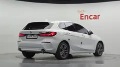 2022 BMW 1-Series 120i Advantage, белый — фото 2