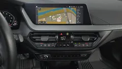 2022 BMW 1-Series 120i Advantage, белый — фото 17