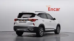 2023 Kia Seltos Gasoline 1.6 Turbo 2WD, белый — фото 2