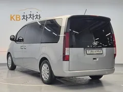 2022 Hyundai Staria Tourer 11-Seater, серебристый — фото 2