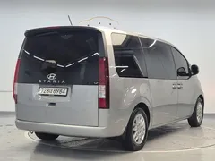 2022 Hyundai Staria Tourer 11-Seater, серебристый — фото 3