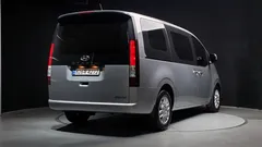 2022 Hyundai Staria Cargo 3-Seater, серо-серебристый — фото 2