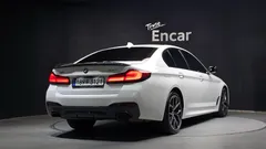 2022 BMW 5-Series 520i M Sport, белый — фото 2