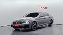 2022 BMW 5-Series 530e M Sport, серо-серебристый — фото 1