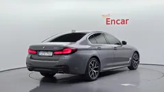 2022 BMW 5-Series 530e M Sport, серо-серебристый — фото 2