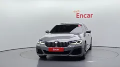 2022 BMW 5-Series 530e M Sport, серо-серебристый — фото 3