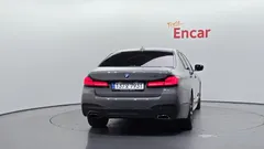 2022 BMW 5-Series 530e M Sport, серо-серебристый — фото 4