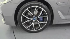 2022 BMW 5-Series 530e M Sport, серо-серебристый — фото 5