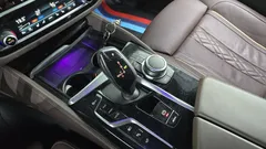 2022 BMW 5-Series 530e M Sport, серо-серебристый — фото 9